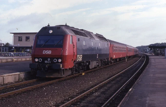 Rødt DSB-tog med ME-lokomotiv og røde vogne på Nykøbing Falster Station