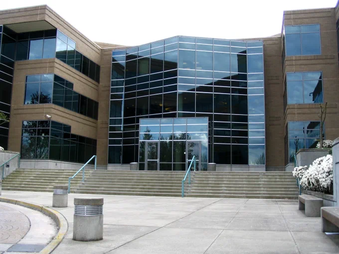 Indgangspartiet til bygning 17 på Microsofts campus i Redmond: en glasfacade i murstensbygning med en bred trappe op til dørene